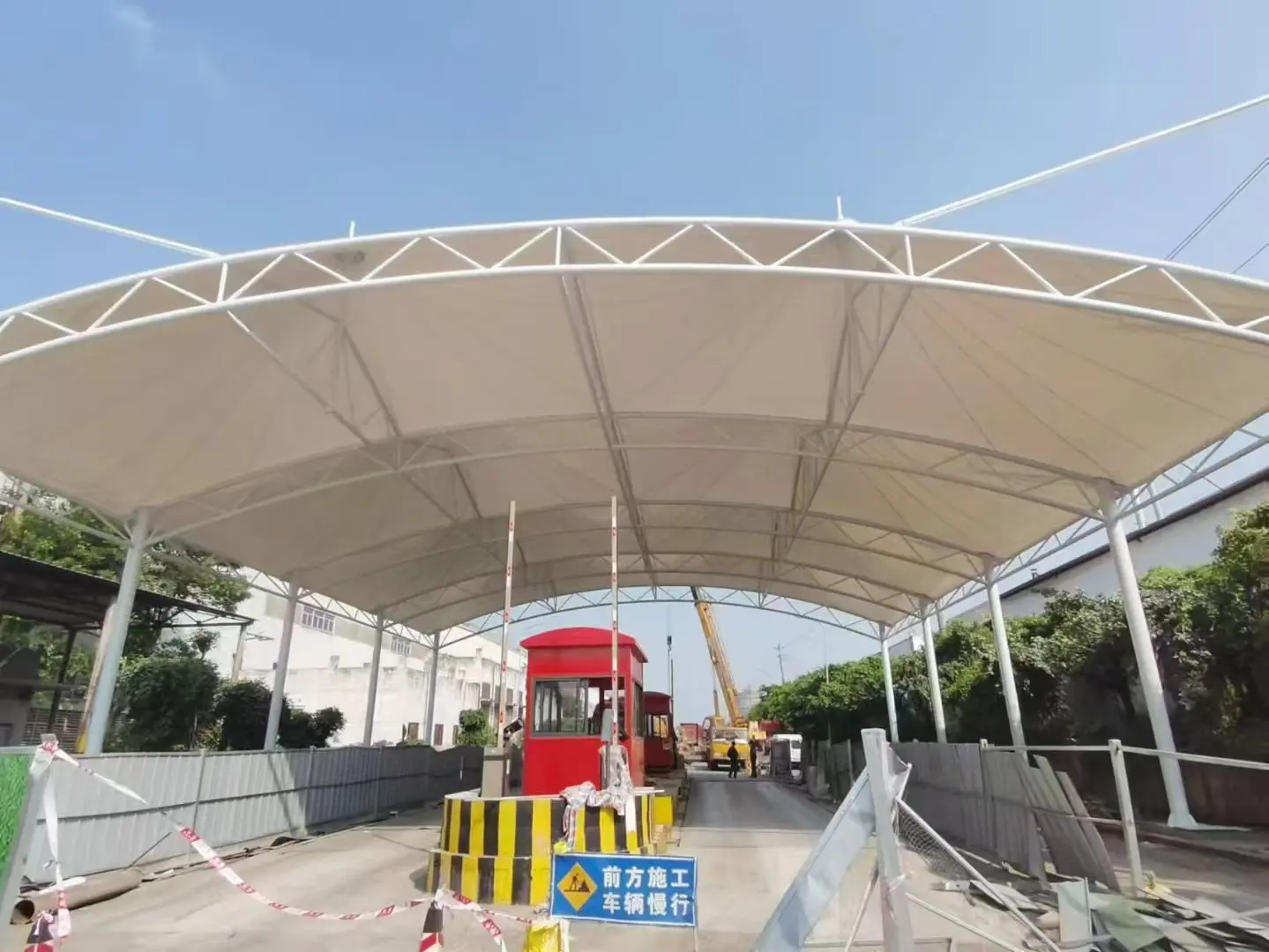 【贵州贵州雨棚】怎么选择【源头工厂】：解决雨棚建造盲目选择的选型标准
